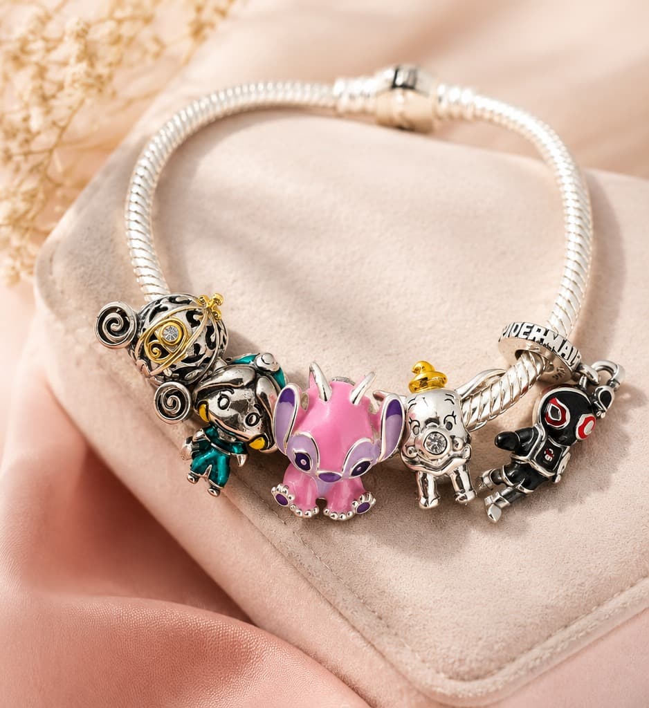 Pulsera plateada con charms de colores sobre un fondo cálido